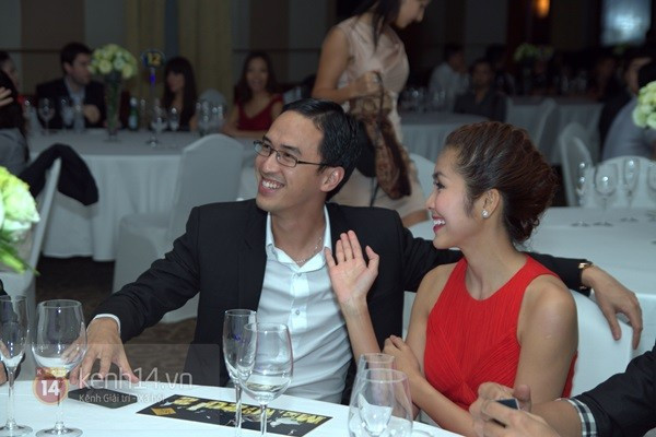 Cô vui vẻ chào hỏi bạn bè.