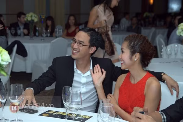 Cô vui vẻ chào hỏi bạn bè. Cô vui vẻ chào hỏi bạn bè.