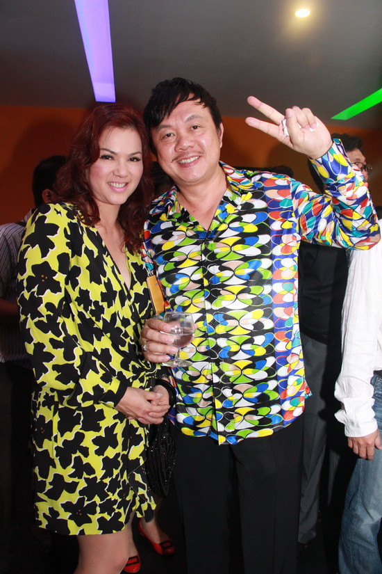 Danh hài Chí Tài đến dự buổi ra mắt phim cùng vợ yêu mới từ Mỹ sang Việt Nam.
