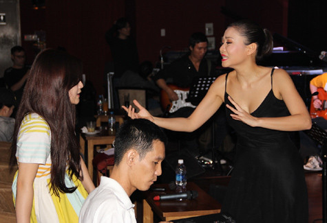 Trong đêm Chung kết, mỗi thí sinh sẽ dự thi trong trong tiết mục: một ca khúc tiếng Anh, một ca khúc tiếng Việt và một phần biểu diễn kết hợp với Huấn luyện viên của mình.