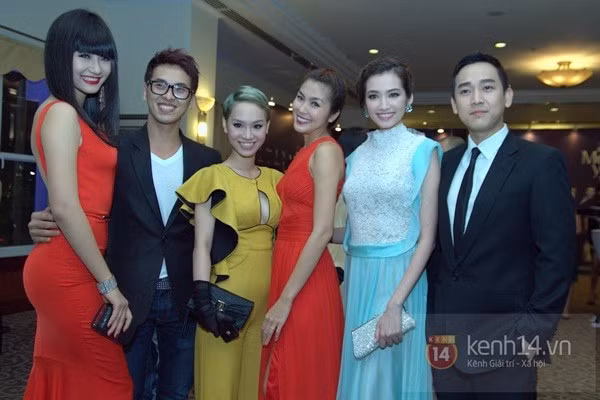 Tăng Thanh Hà rạng rỡ bên đồng nghiệp trước khi ông xã Louis xuất hiện Tăng Thanh Hà rạng rỡ bên đồng nghiệp trước khi ông xã Louis xuất hiện