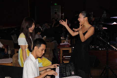 Thu Minh và Hương Tràm hăng say luyện tập.