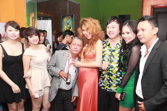 Diễn viên gạo cội Mạc Can chụp ảnh cùng Phi Thanh Vân.