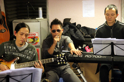 Nam ca sỹ tập nhạc cùng ban nhạc chiều ngày 10/1.