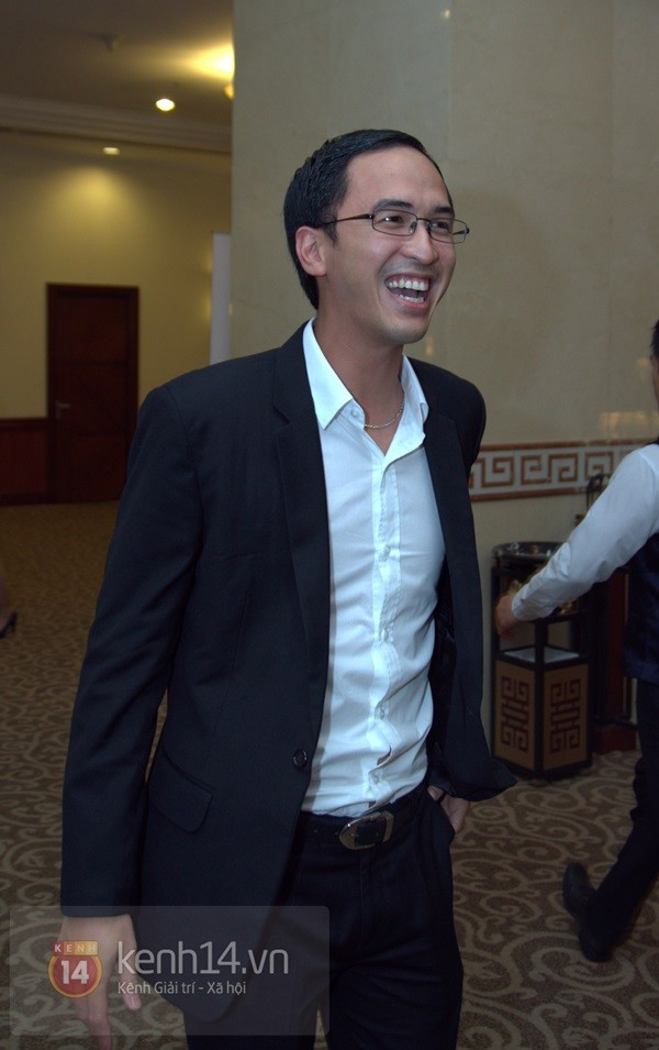 Louis đến muộn và tươi cười khi thấy ống kính máy ảnh vây quanh