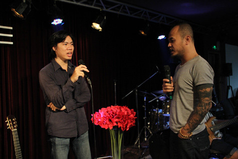 Anh sẽ cùng song ca với HLV Trần Lập trong một ca khúc nổi tiếng của nhóm Bức Tường.