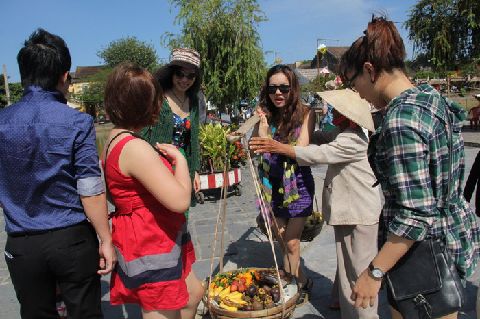 Tập tành gánh vác.