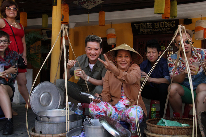 Cụ bà hào hứng không kém trước những người nổi tiếng.