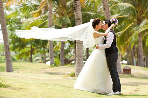 Ngoài ra, góp mặt trong lễ cưới còn có những tên tuổi đình đám của làng giải trí như: Đạo diễn Dũng "Khùng", diễn viên Hồng Ánh, Trang Nhung, hotgirl Tâm Tít, Sam, Mi Lan, Bích Trâm, MC Thanh Bạch, ca sĩ Khởi My, Phi Trường... Ngoài ra, góp mặt trong lễ cưới còn có những tên tuổi đình đám của làng giải trí như: Đạo diễn Dũng "Khùng", diễn viên Hồng Ánh, Trang Nhung, hotgirl Tâm Tít, Sam, Mi Lan, Bích Trâm, MC Thanh Bạch, ca sĩ Khởi My, Phi Trường...