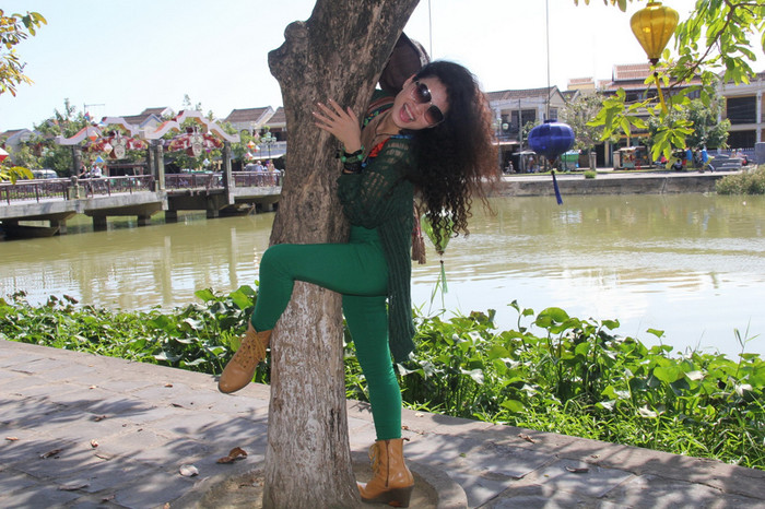 Đồng Lan ôm cây đợi thỏ.