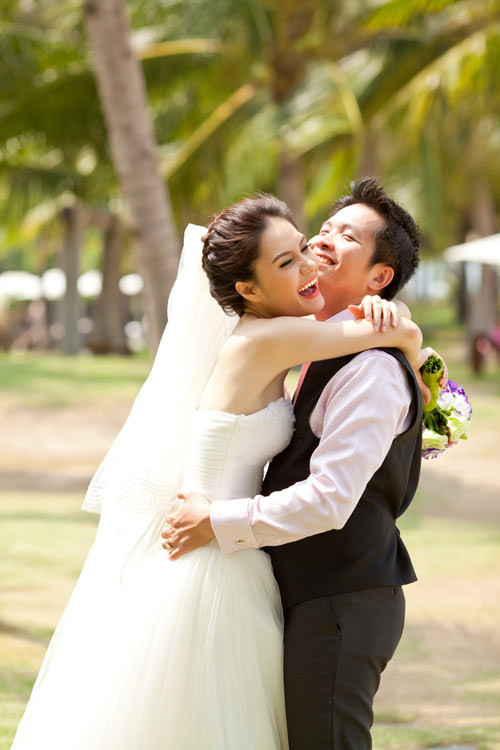 Ngoài ra, góp mặt trong lễ cưới còn có những tên tuổi đình đám của làng giải trí như: Đạo diễn Dũng "Khùng", diễn viên Hồng Ánh, Trang Nhung, hotgirl Tâm Tít, Sam, Mi Lan, Bích Trâm, MC Thanh Bạch, ca sĩ Khởi My, Phi Trường... Ngoài ra, góp mặt trong lễ cưới còn có những tên tuổi đình đám của làng giải trí như: Đạo diễn Dũng "Khùng", diễn viên Hồng Ánh, Trang Nhung, hotgirl Tâm Tít, Sam, Mi Lan, Bích Trâm, MC Thanh Bạch, ca sĩ Khởi My, Phi Trường...