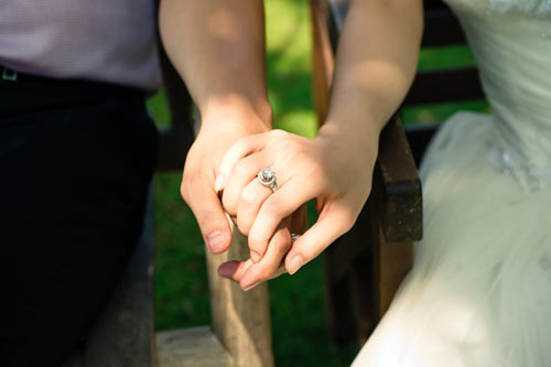 Chiếc nhẫn cưới trị giá 1 tỷ mà cô mới khoe gần đây. Chiếc nhẫn cưới trị giá 1 tỷ mà cô mới khoe gần đây.