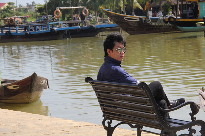 Giả làm lãng tử sông nước.