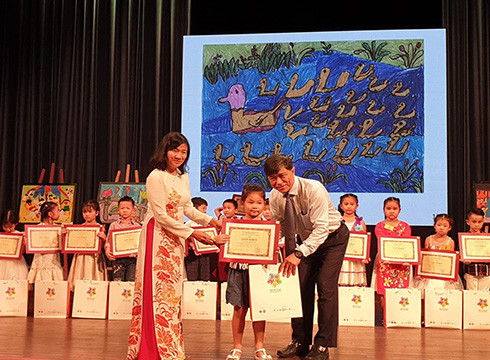 Lãnh đạo Sở Giáo dục và Đào tạo Thành phố Hồ Chí Minh trao giải thưởng cho các em học sinh (ảnh: P.L) Lãnh đạo Sở Giáo dục và Đào tạo Thành phố Hồ Chí Minh trao giải thưởng cho các em học sinh (ảnh: P.L)