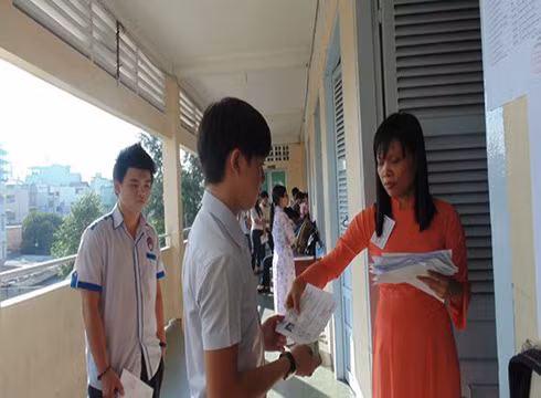 Thí sinh làm thủ tụ dự thi cho kỳ thi trung học phổ thông quốc gia (ảnh: SGGP)