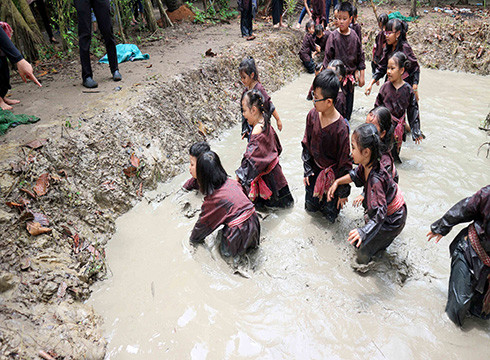Học sinh trải nghiệm ngày làm nông dân tại khu du lịch sinh thái (ảnh: NHG) Học sinh trải nghiệm ngày làm nông dân tại khu du lịch sinh thái (ảnh: NHG)