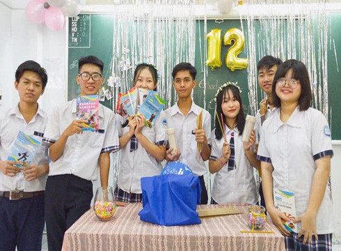 Học sinh Trường Trần Quốc Toản với các phần quà bảo vệ môi trường (ảnh: CTV)