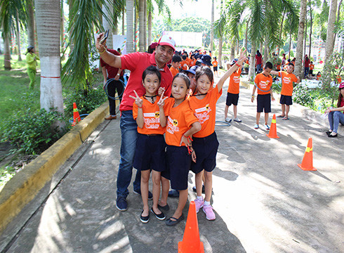 Sinh hoạt và giao tiếp thường xuyên với giáo viên nước ngoài giúp trại sinh nâng cao khả năng Anh ngữ (ảnh:NHG) Sinh hoạt và giao tiếp thường xuyên với giáo viên nước ngoài giúp trại sinh nâng cao khả năng Anh ngữ (ảnh:NHG)