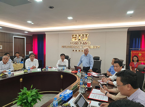 Phó Giáo sư Phan Thanh Bình phát biểu tại buổi tọa đàm ở Trường Đại học Quốc tế Hồng Bàng (ảnh: P.L) Phó Giáo sư Phan Thanh Bình phát biểu tại buổi tọa đàm ở Trường Đại học Quốc tế Hồng Bàng (ảnh: P.L)