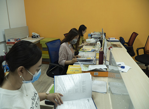 Giáo viên của VFIS nhận lại bài tập của học sinh (ảnh: VFIS) Giáo viên của VFIS nhận lại bài tập của học sinh (ảnh: VFIS)