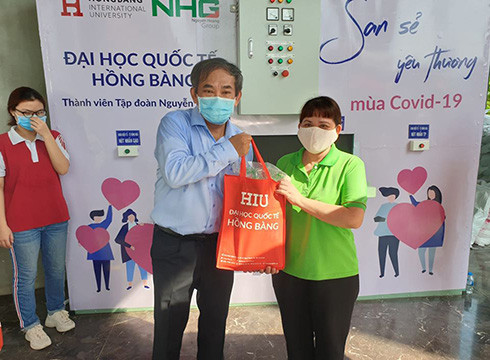 Phó Giáo sư Hồ Thanh Phong trực tiếp trao quà cho người nghèo, người có hoàn cảnh khó khăn (ảnh: P.L) Phó Giáo sư Hồ Thanh Phong trực tiếp trao quà cho người nghèo, người có hoàn cảnh khó khăn (ảnh: P.L)