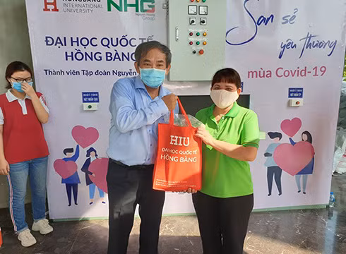 Phó Giáo sư Hồ Thanh Phong trực tiếp trao quà cho người nghèo, người có hoàn cảnh khó khăn (ảnh: P.L)