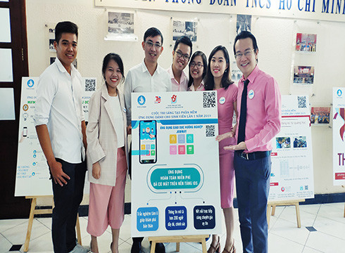 Tiến sĩ Đào Lê Hòa An (áo hồng) và cộng sự nhận giải thưởng ứng dụng được yêu thích nhất (ảnh: CTV)