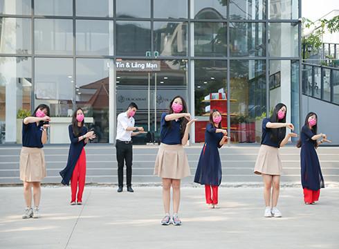 Giáo viên và học sinh UKA Bình Thạnh nhảy "Vũ điệu rửa tay" theo ca khúc "Corona" (ảnh: NHG) Giáo viên và học sinh UKA Bình Thạnh nhảy "Vũ điệu rửa tay" theo ca khúc "Corona" (ảnh: NHG)