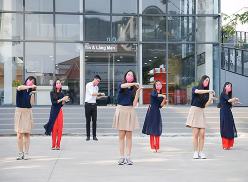 Giáo viên và học sinh UKA Bình Thạnh nhảy "Vũ điệu rửa tay" theo ca khúc "Corona" (ảnh: NHG)