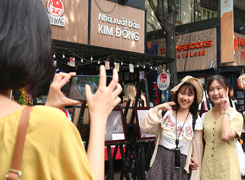 Khách du lịch quốc tế đến với đường sách Nguyễn Văn Bình, Thành phố Hồ Chí Minh (ảnh: HSU)