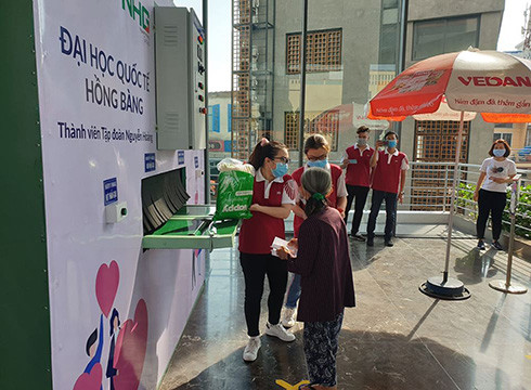 Người nghèo được nhận gạo từ ATM gạo do chính nhà trường nghiên cứu, sáng chế (ảnh: P.L) Người nghèo được nhận gạo từ ATM gạo do chính nhà trường nghiên cứu, sáng chế (ảnh: P.L)