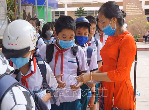 Học sinh tỉnh Cà Mau đeo khẩu trang khi đến trường (ảnh minh họa: Báo ảnh Đất Mũi)