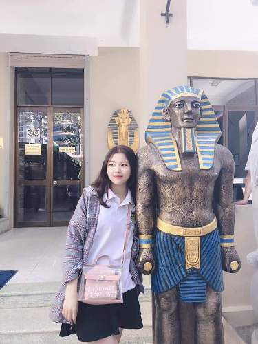 Như Ý trong một hoạt động ngoại khóa ở bảo tàng (ảnh: BVU) Như Ý trong một hoạt động ngoại khóa ở bảo tàng (ảnh: BVU)