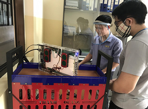 Nhóm nghiên cứu này còn có sự tham gia của các học viên, sinh viên khoa Điện - điện tử (ảnh: TDTU) Nhóm nghiên cứu này còn có sự tham gia của các học viên, sinh viên khoa Điện - điện tử (ảnh: TDTU)