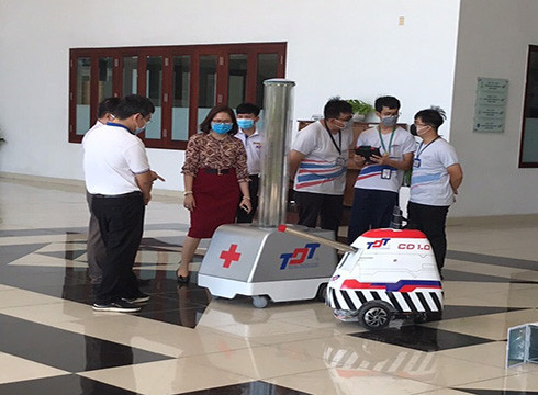 Hai robot khử khuẩn phòng chống Covid-19 được nhóm nghiên cứu của TDTU ra mắt (ảnh: TDTU) Hai robot khử khuẩn phòng chống Covid-19 được nhóm nghiên cứu của TDTU ra mắt (ảnh: TDTU)