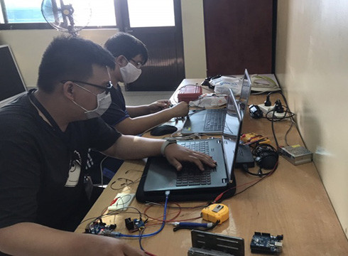 Nhóm nghiên cứu gồm nhiều tiến sĩ, thạc sĩ bắt đầu nghiên cứu, chế tạo ra sản phẩm (ảnh: TDTU) Nhóm nghiên cứu gồm nhiều tiến sĩ, thạc sĩ bắt đầu nghiên cứu, chế tạo ra sản phẩm (ảnh: TDTU)