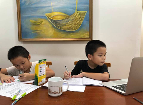 Học sinh học ở nhà qua video hướng dẫn của giáo viên (ảnh: VFIS) Học sinh học ở nhà qua video hướng dẫn của giáo viên (ảnh: VFIS)