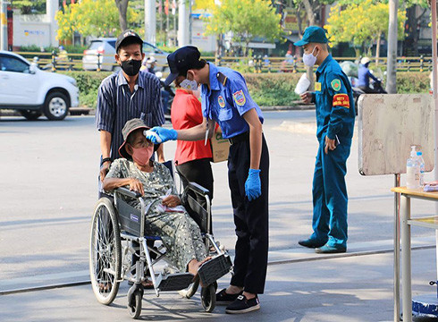 Người dân tới nhận quà được đo thân nhiệt kỹ lưỡng (ảnh: P.L) Người dân tới nhận quà được đo thân nhiệt kỹ lưỡng (ảnh: P.L)