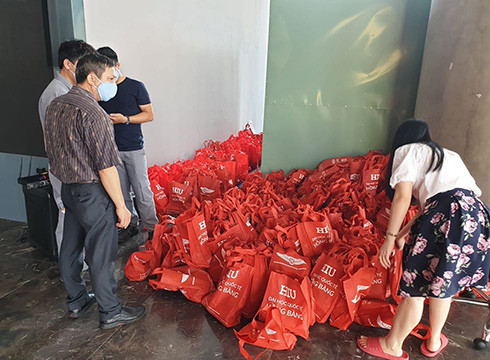 Nhà trường đã chuẩn bị sẵn hàng ngàn phần quà dành tặng cho người nghèo, người có hoàn cảnh khó khăn (ảnh: P.L) Nhà trường đã chuẩn bị sẵn hàng ngàn phần quà dành tặng cho người nghèo, người có hoàn cảnh khó khăn (ảnh: P.L)