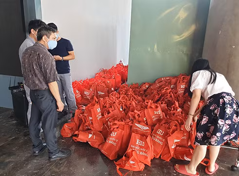 Nhà trường đã chuẩn bị sẵn hàng ngàn phần quà dành tặng cho người nghèo, người có hoàn cảnh khó khăn (ảnh: P.L)