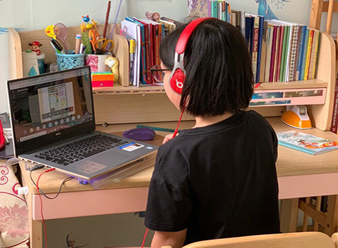 Học sinh tại trường là thành viên của NHG học trực tuyến tại nhà (ảnh: NHG)