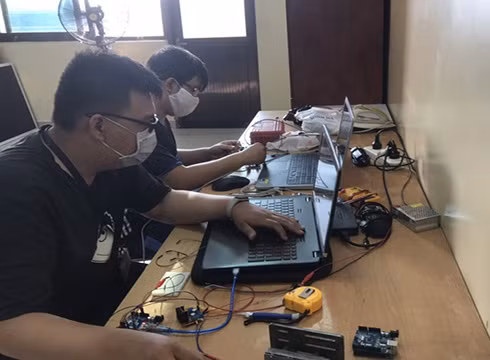 Nhóm nghiên cứu gồm nhiều tiến sĩ, thạc sĩ bắt đầu nghiên cứu, chế tạo ra sản phẩm (ảnh: TDTU)