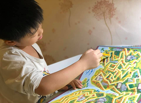 Học sinh học vẽ tranh ở nhà (ảnh: VFIS) Học sinh học vẽ tranh ở nhà (ảnh: VFIS)