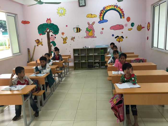 Các em học sinh mồ côi rất hăng hái phát biểu trong giờ học (ảnh: nhân vật cung cấp)