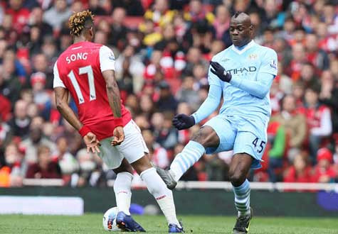 Pha vào bóng nguy hiểm của Balotelli với Alexandre Song Pha vào bóng nguy hiểm của Balotelli với Alexandre Song