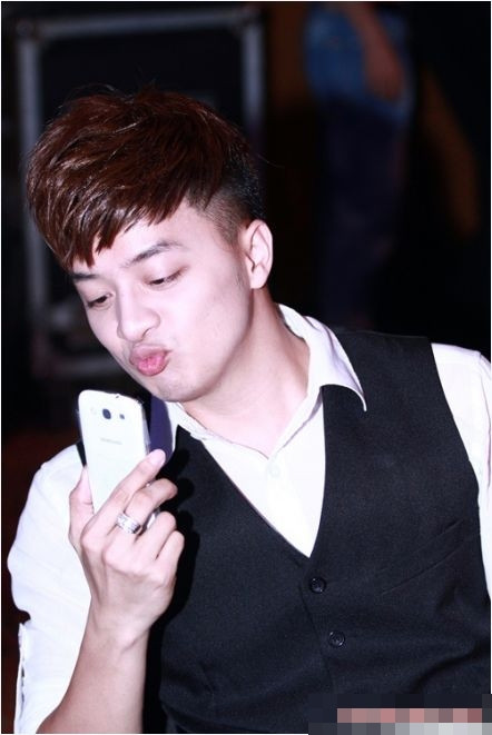 Điện thoại tin không, anh "chuẩn men" đấy! Không tin à, hun phát coi.