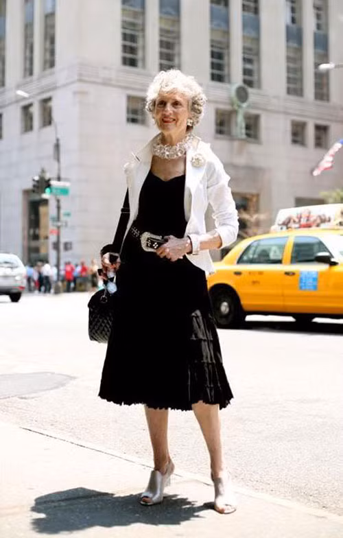 Qúy bà đầy trẻ trung với sự kết hợp giữa váy xòe và áo vest