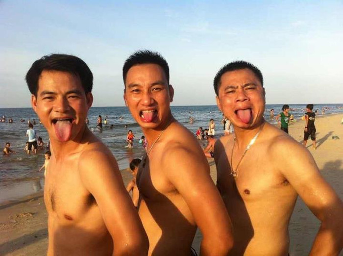 Lưỡi các anh đụng được vào cằm đấy, không tin à, nhìn xem này.