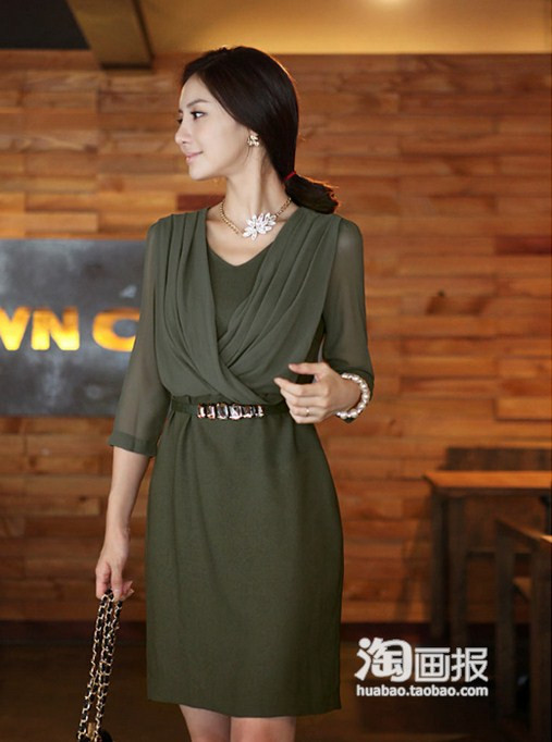 Nếu những chiếc váy liền cổ tròn là món đồ của những cô nàng vai thon, thì cổ áo chữ V đích thị dành cho những nàng công sở vai ngang. Nếu những chiếc váy liền cổ tròn là món đồ của những cô nàng vai thon, thì cổ áo chữ V đích thị dành cho những nàng công sở vai ngang.