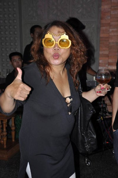 Cặp kính của chị Siu number one đấy, không tin à?